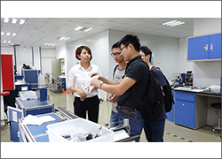 深圳大学刘老师带学生来深圳雷火考察设备
